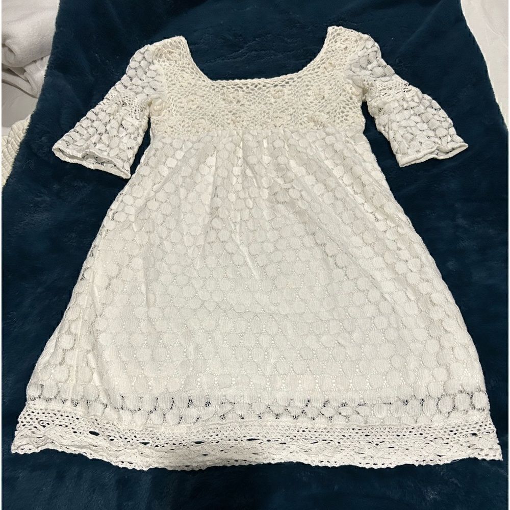 Solitaire EUC white embroidered dress small lined lightweight short sleeves